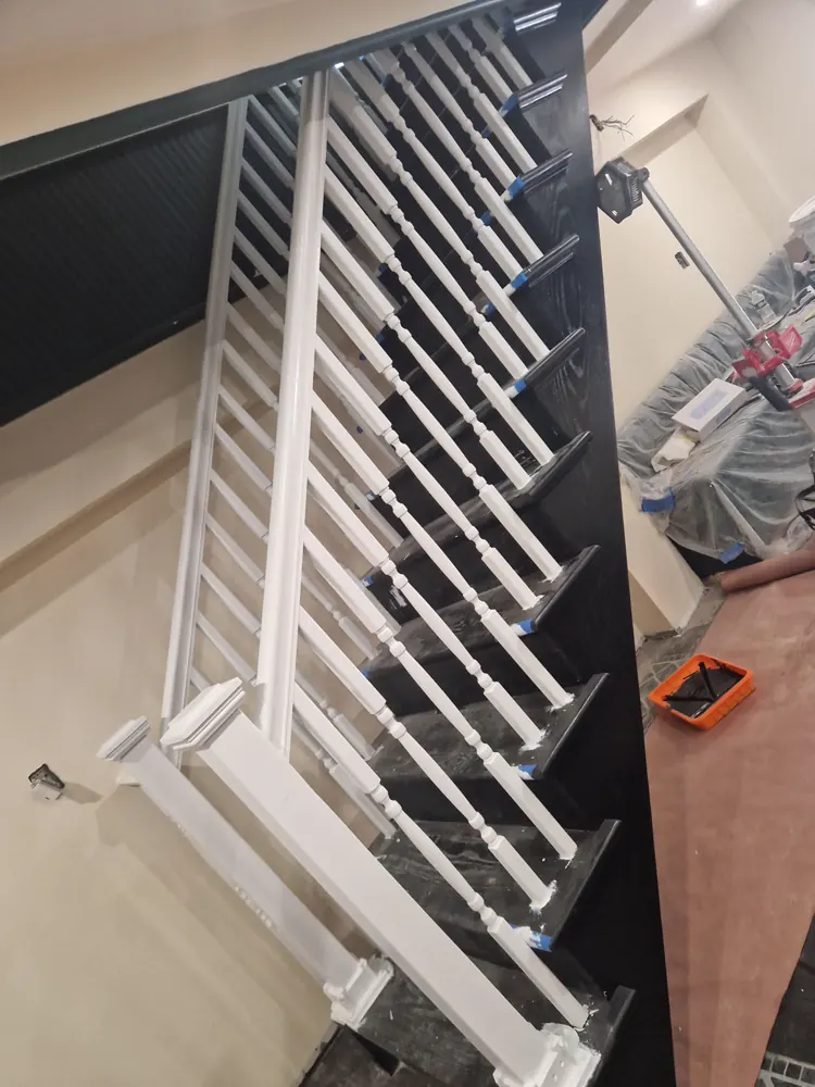 Weiß lackiertes Treppengeländer mit gedrechselten Stäben im Altbau-Treppenhaus