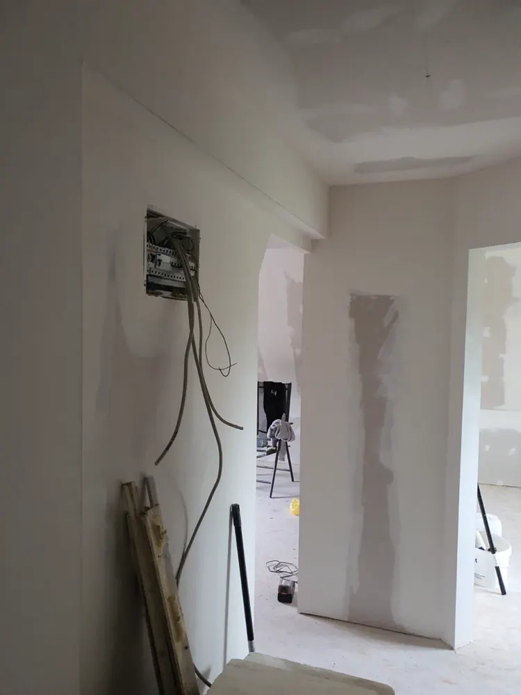 Eingebauter Sicherungskasten in der fertig gespachtelten Trockenbauwand
