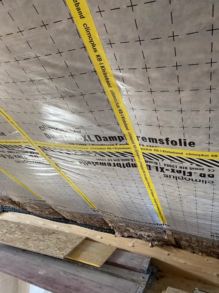 Dampfbremsfolie mit verklebten Stößen und abgeklebtem Anschluss an die Wand