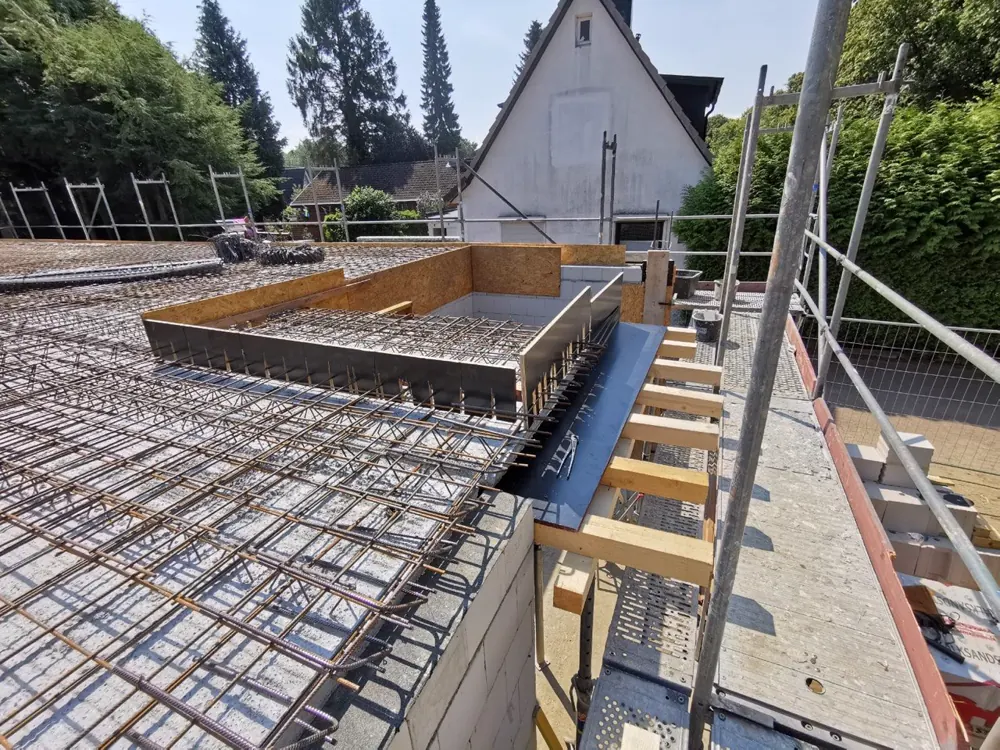 Bewehrung der Geschossdecke mit Ringanker und Schalung, Gerüst rundherum