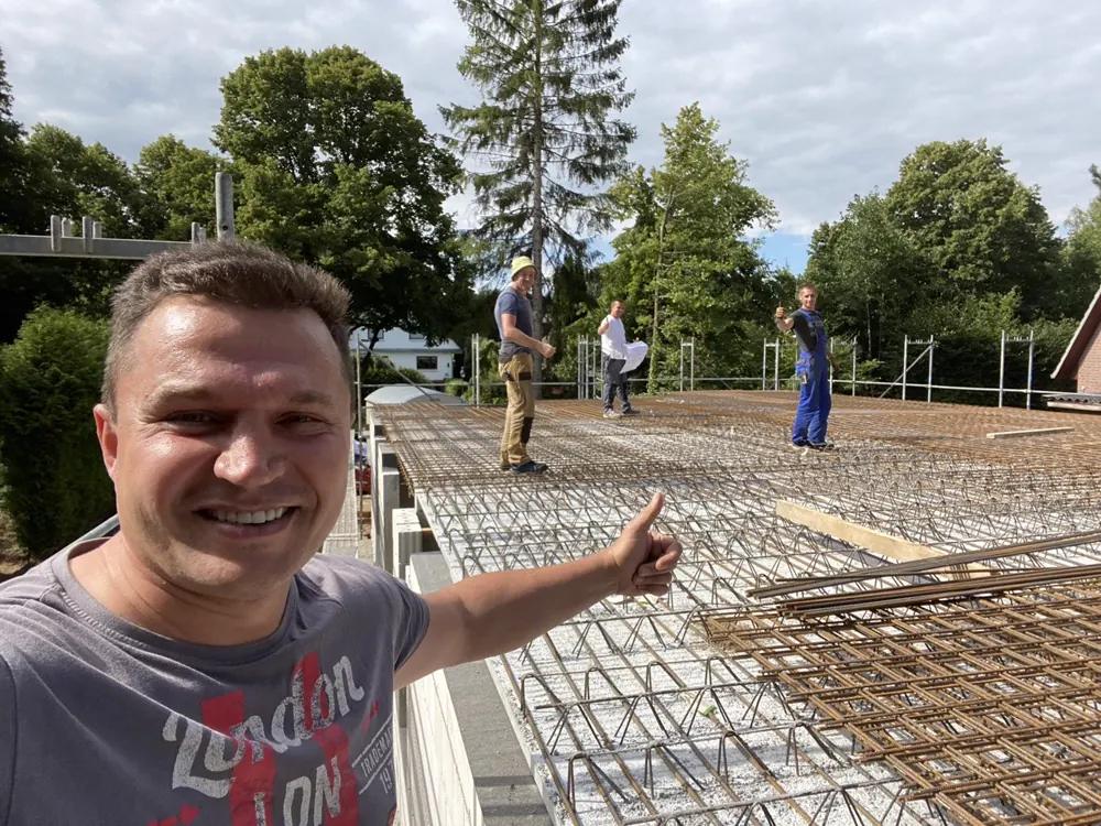 Bauteam auf der fertig bewehrten Geschossdecke kurz vor dem Betonieren