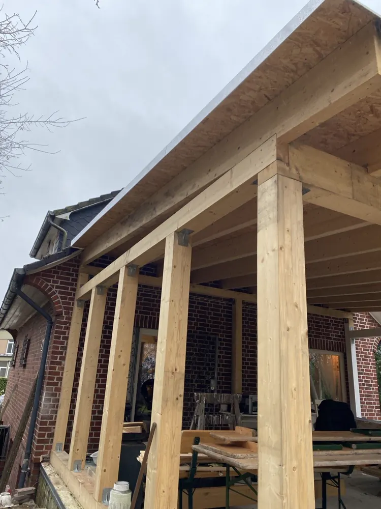 Unteransicht der Terrassenüberdachung mit Stützen, Pfetten und Winkelverbindern
