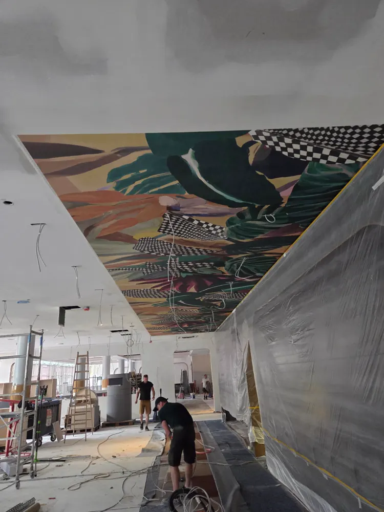 Montage einer abgehängten Decke von der Arbeitsbühne aus