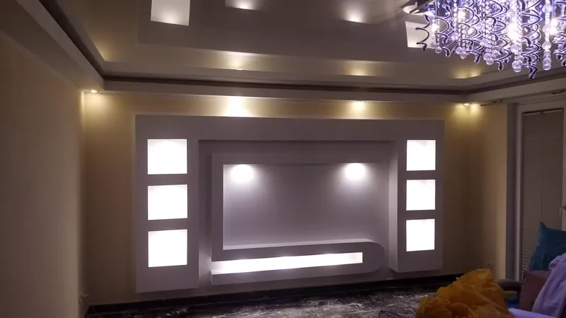 Abgehängte Wandverkleidung aus Gipskarton mit indirekter LED-Beleuchtung im Wohnzimmer