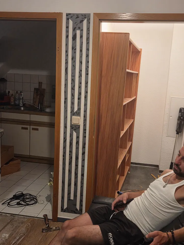 Eingebautes Regal- und Schrankelement aus Holz in einer Wohnungsnische