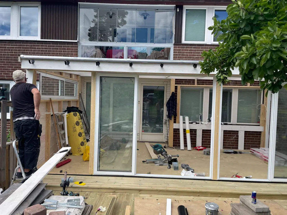 Montage neuer Fensterelemente an der Fassade eines Wohnhauses