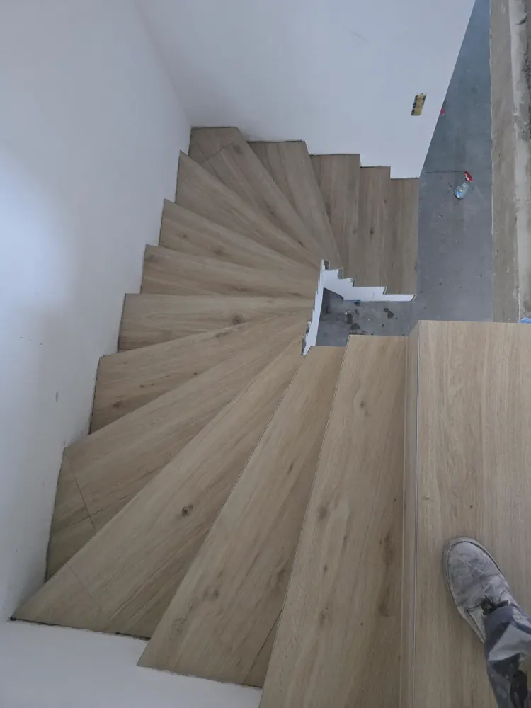 Frisch belegte Treppenstufen in Holzoptik von oben gesehen
